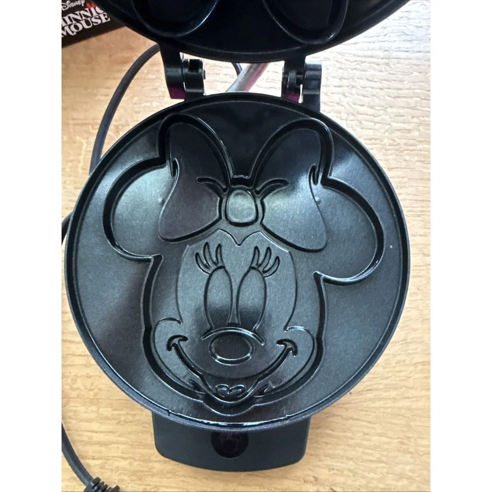 Disney Model DMG-31 Minnie Mouse Waffle Maker Pink NIB New In Box
